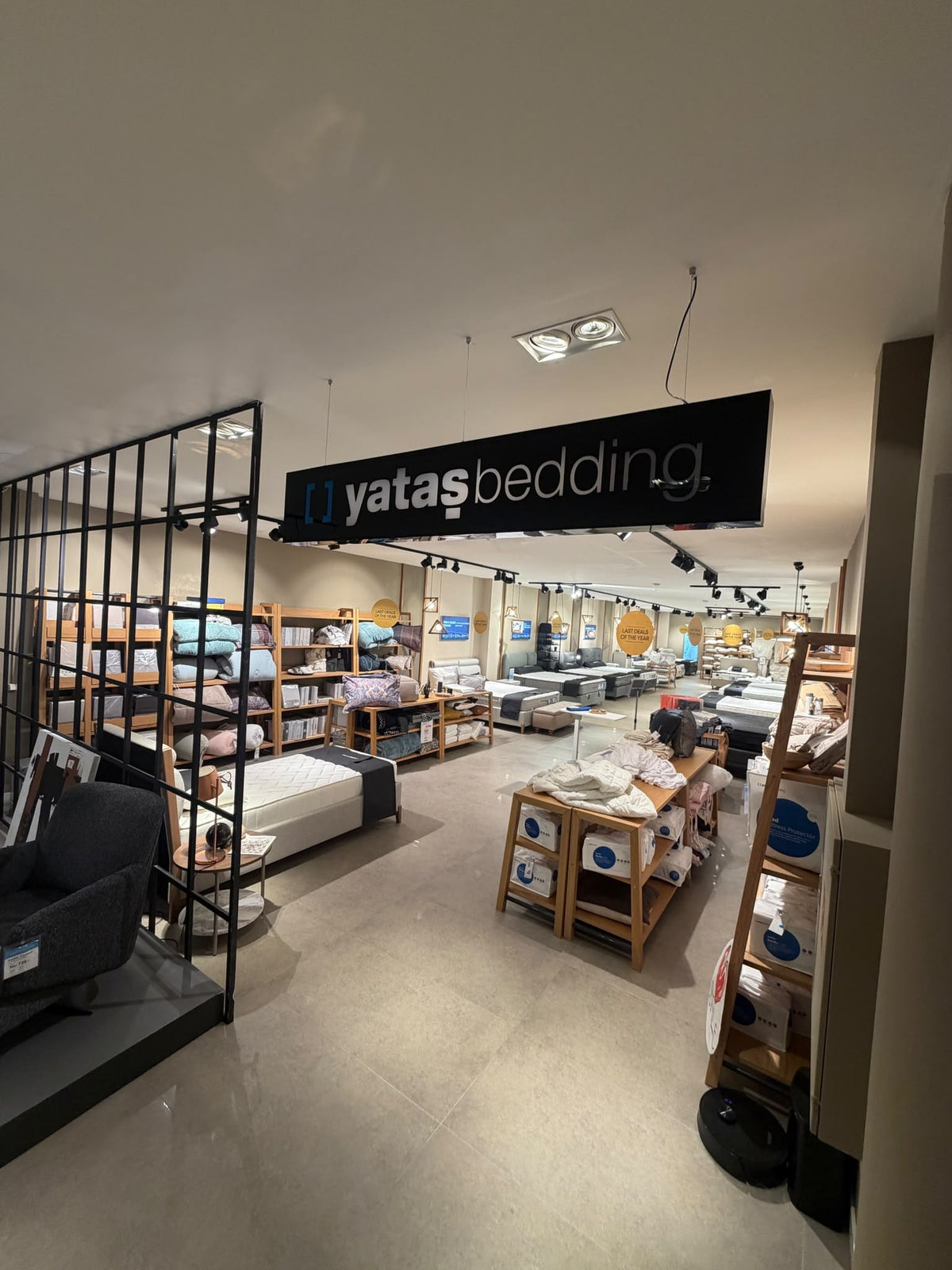 Afdeling Yatas Bedding met matrassen, boxsprings en beddengoed in de winkel in Rotterdam