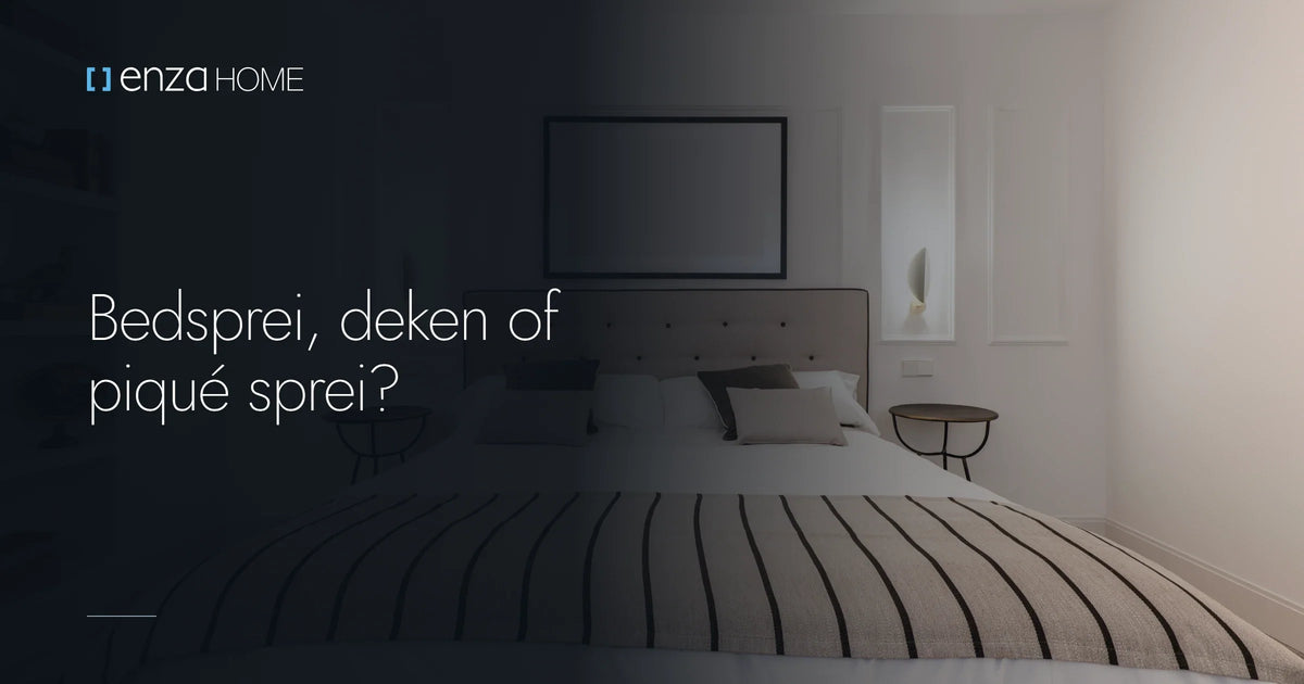 Opgemaakt bed met een gestreepte sprei over het voeteneind