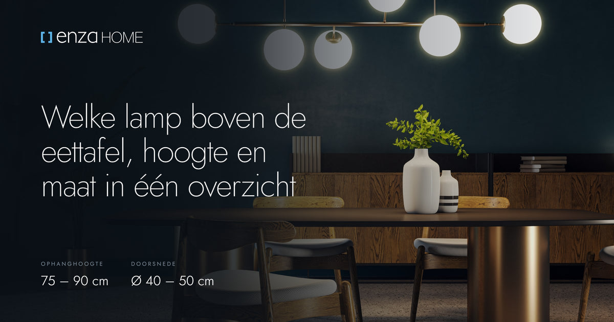 Gouden hanglamp met witte bollen boven een donkere eettafel, ophanghoogte 75 tot 90 centimeter