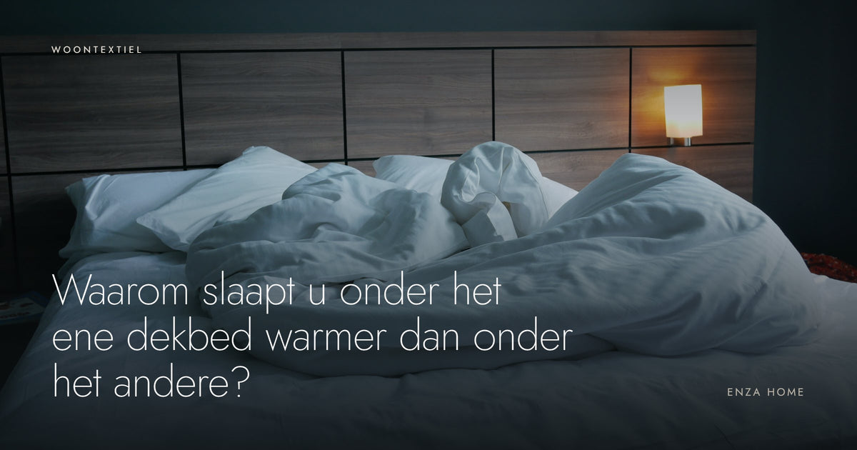 Opgemaakt bed met een wit dekbed in een rustige slaapkamer