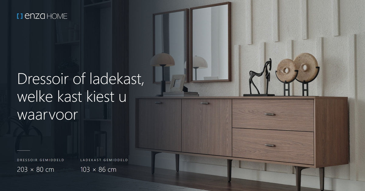Houten Paloma dressoir met deuren en lades onder twee spiegels in een woonkamer