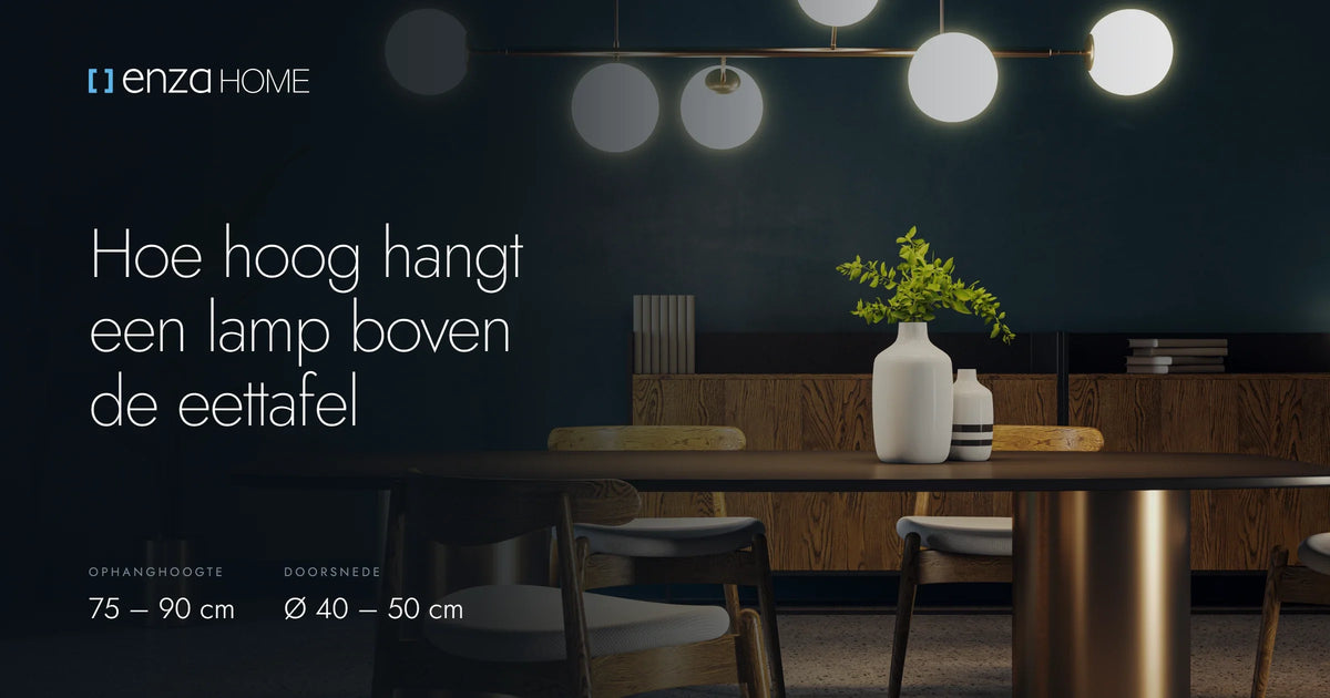 Hanglamp met witte bollen boven een donkere houten eettafel