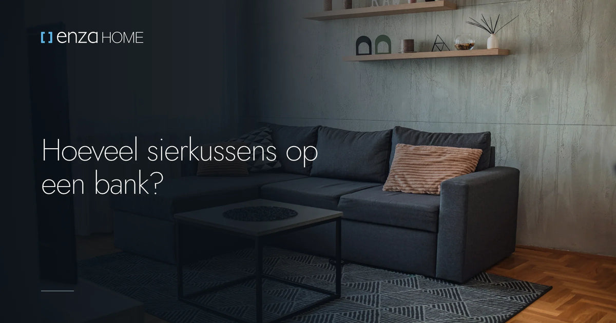 Donkergrijze hoekbank met sierkussens in een woonkamer