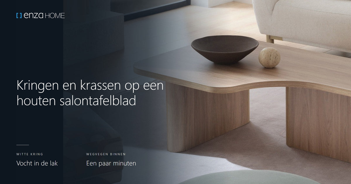 Houten salontafel met een kopje op een kurken onderzetter in een lichte woonkamer