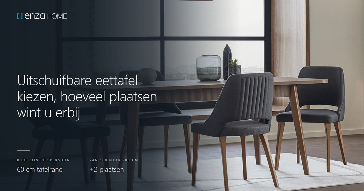 Uitschuifbare eettafel in walnoot met donkergrijze eetkamerstoelen voor een raam