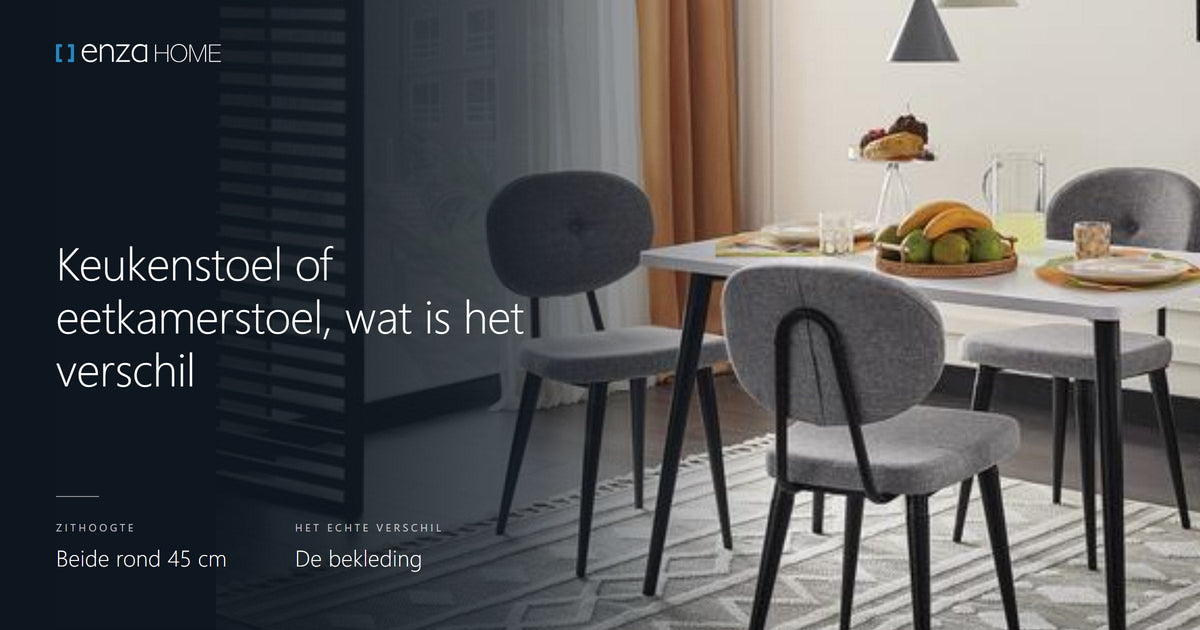 Lichte keukenstoelen aan een houten blad in een open keuken