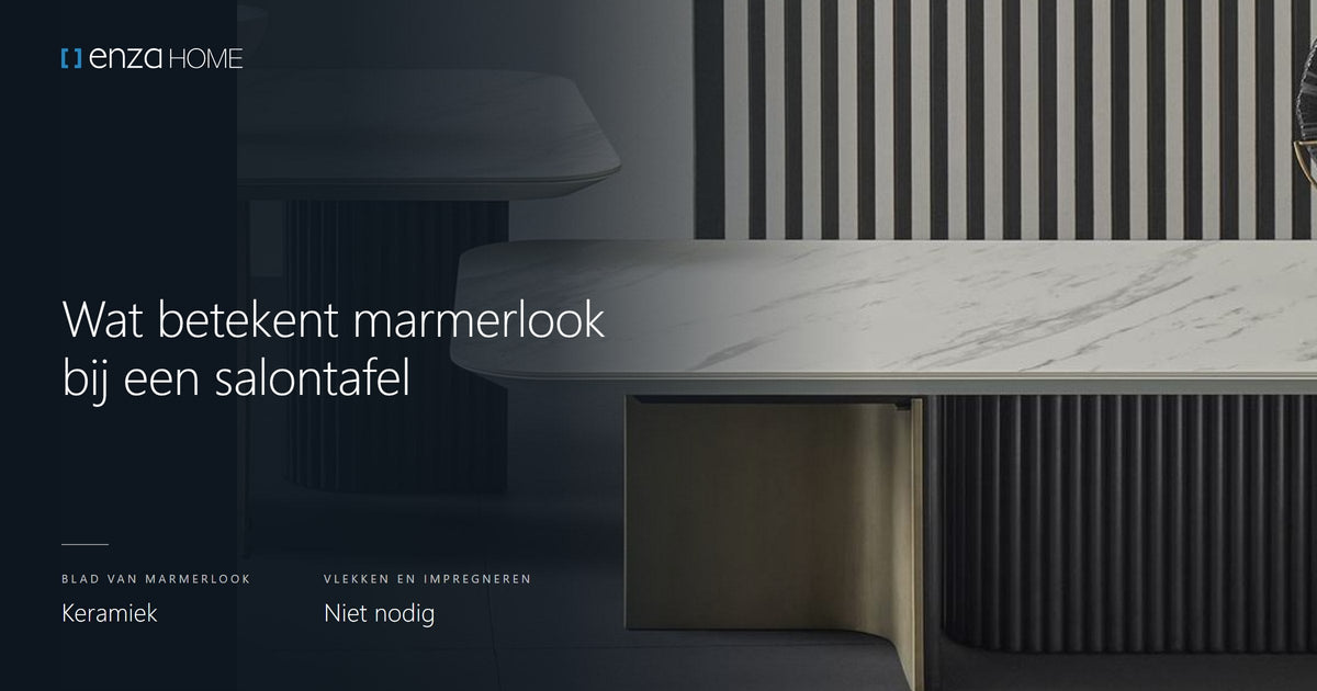 Keramische salontafel met marmerlook blad in een woonkamer met een lichte bank
