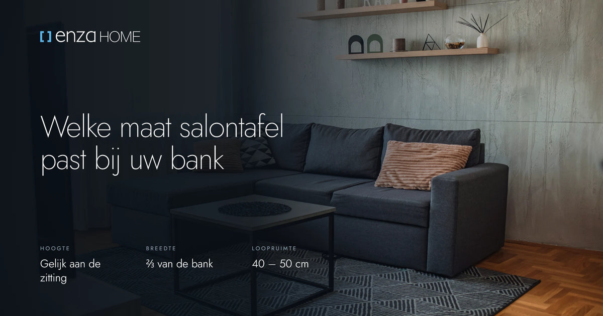 Donkere hoekbank met een lage vierkante salontafel ervoor en 40 tot 50 cm loopruimte tussen bank en tafel