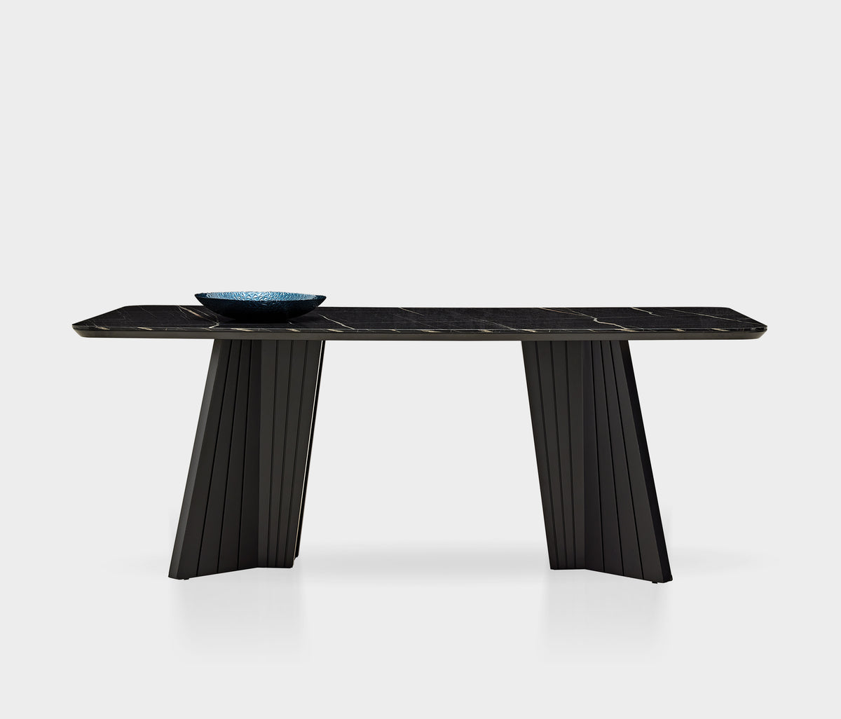 Riga Eettafel met MDF Poten