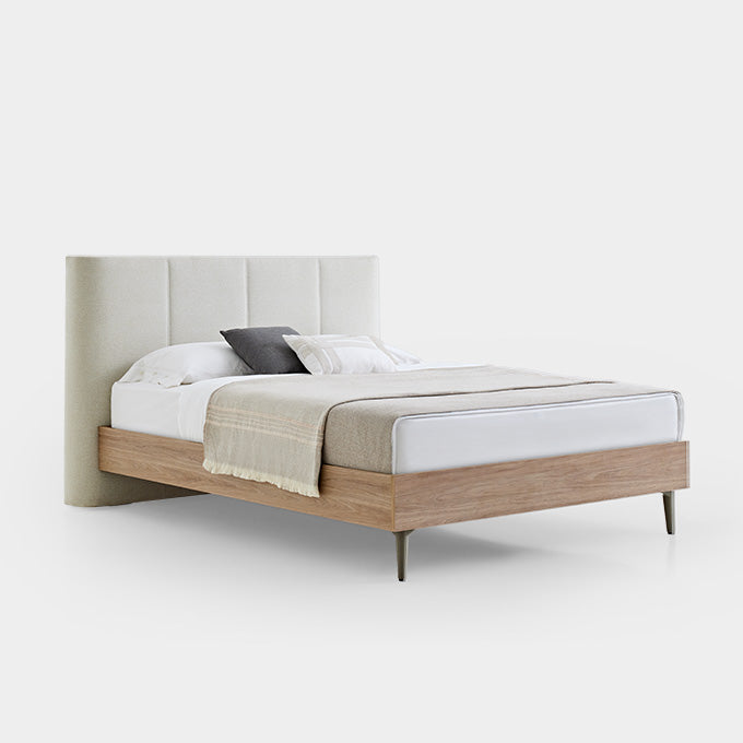 Bed met hoofdbord