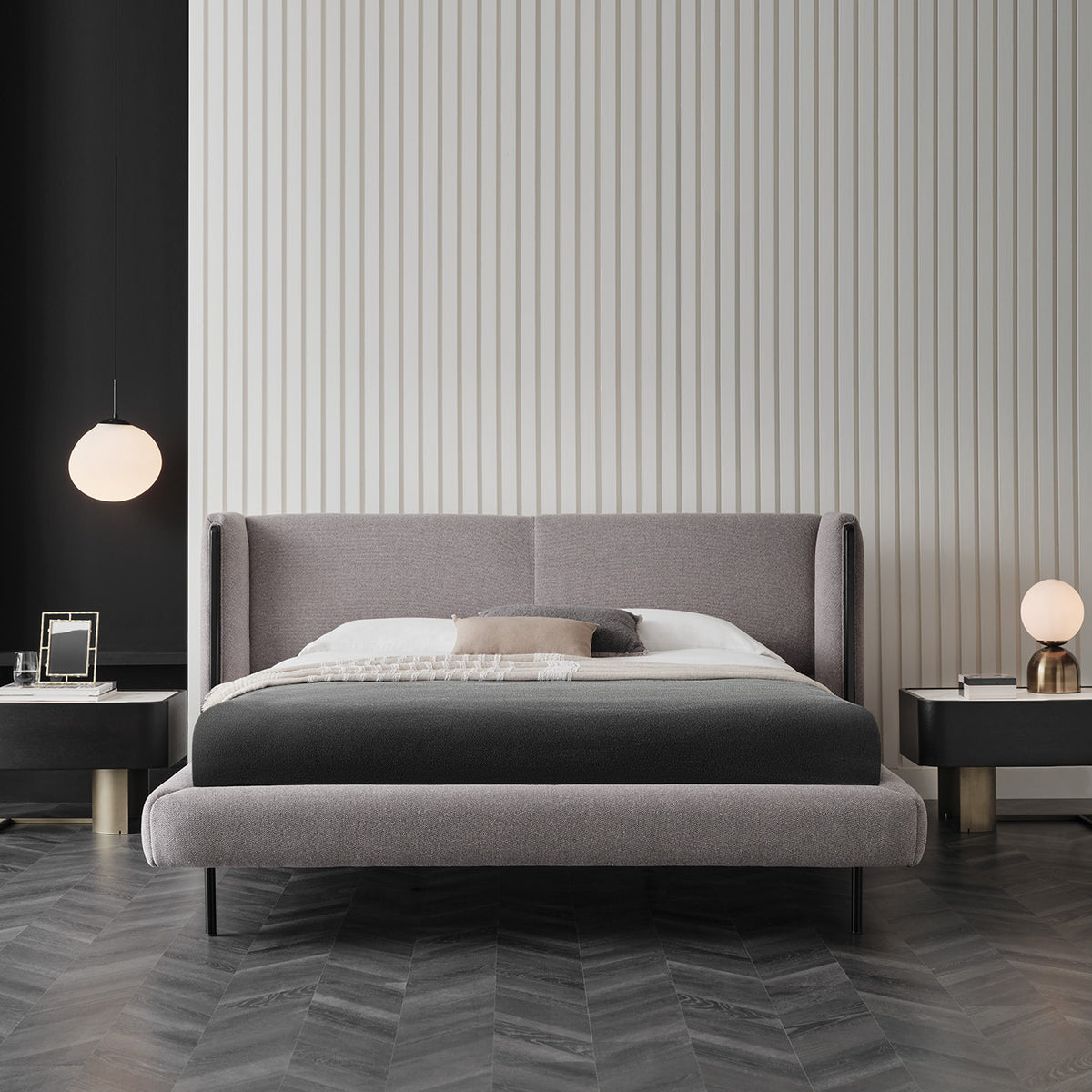 Slaapkamer met gestoffeerd bed van Enza Home