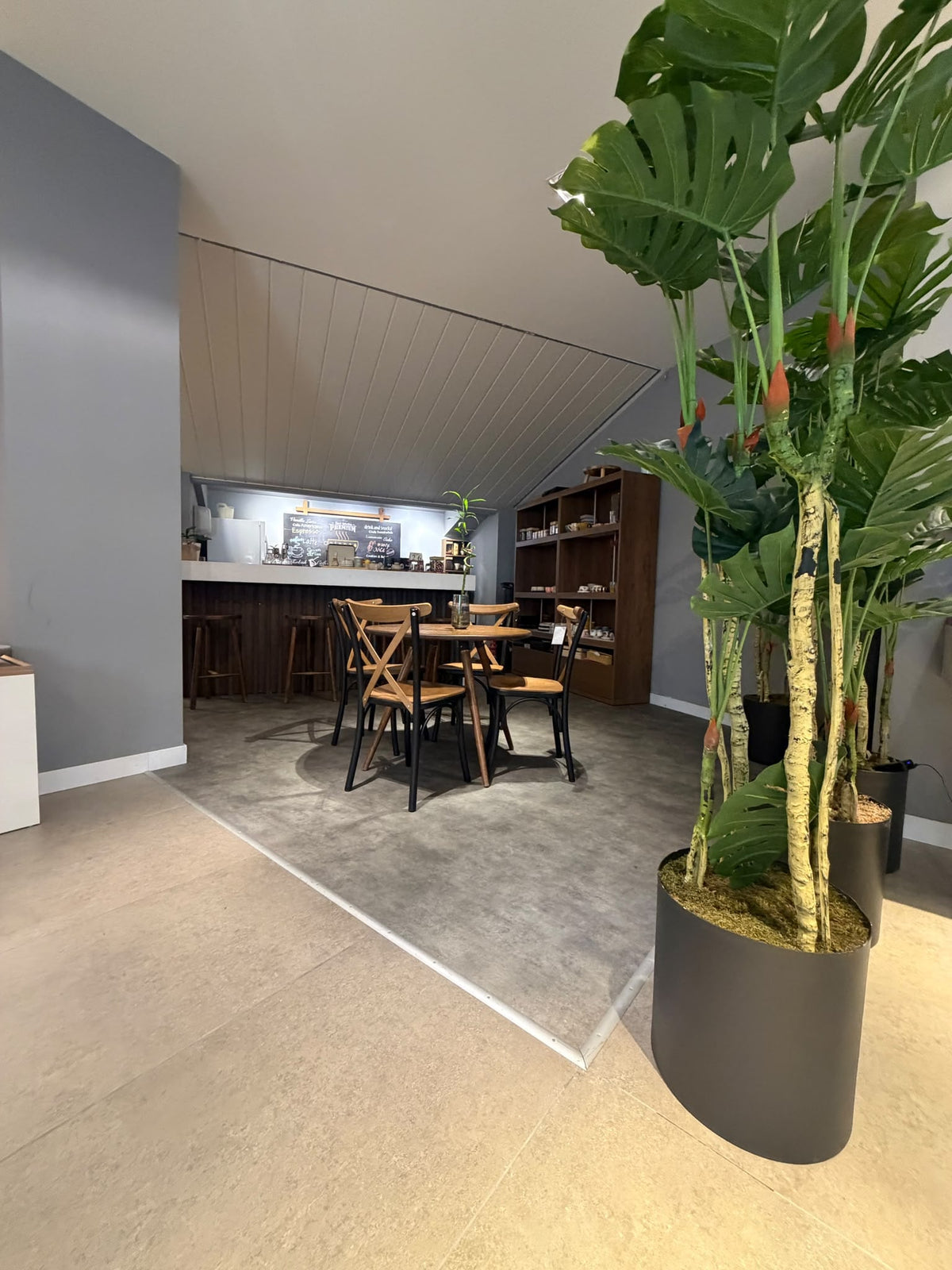 Koffiehoek met tafel en stoelen in de woonwinkel van Enza Home Rotterdam