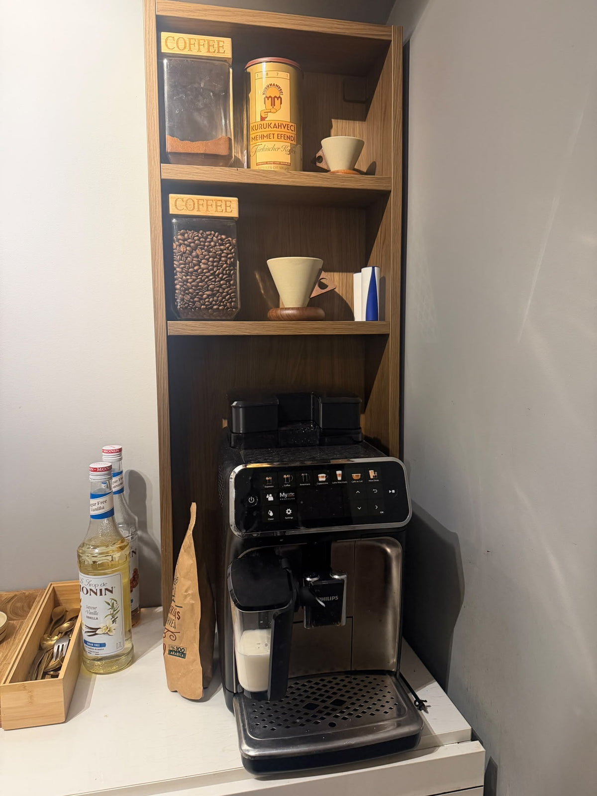 Koffiemachine in de koffiehoek van Enza Home Rotterdam