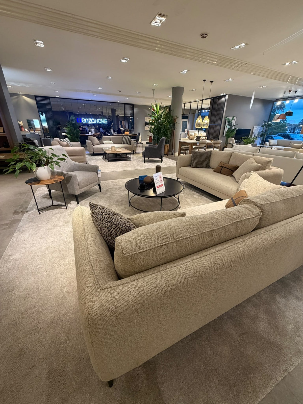 Showroom van Enza Home Rotterdam met banken, fauteuils en salontafels