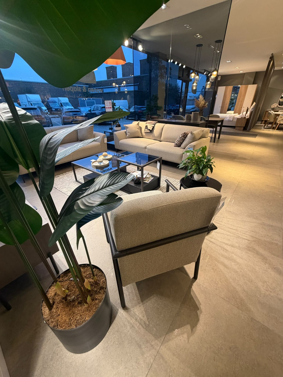 Bankstel en fauteuil bij het raam in de woonwinkel van Enza Home Rotterdam