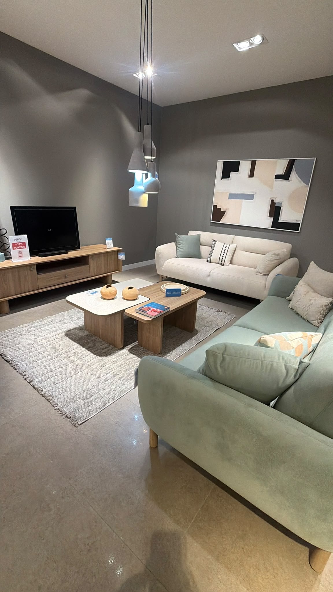 Ingerichte woonkamer met banken en tv-meubel in de showroom van Enza Home Rotterdam